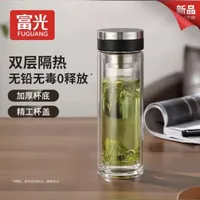 这个杯子真的太适合夏天了！它是的新款玻璃杯，还是双层的设计，可以做到茶水分离，而且还能承受高温差。它的外观也很简约大气，非常适合我们日常出行带着用。