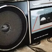 当年巨猛的磁带收音机！四喇叭堪比大音响，如今沦为电子垃圾