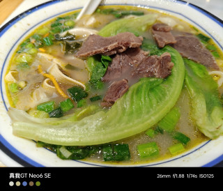 鲜羊肉烩面与葱香小油条的美味组合