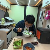 为省房租住三轮车里，外面下大暴雨，自己在小空间里做点家常饭菜 房车里用电无忧真的好惬意