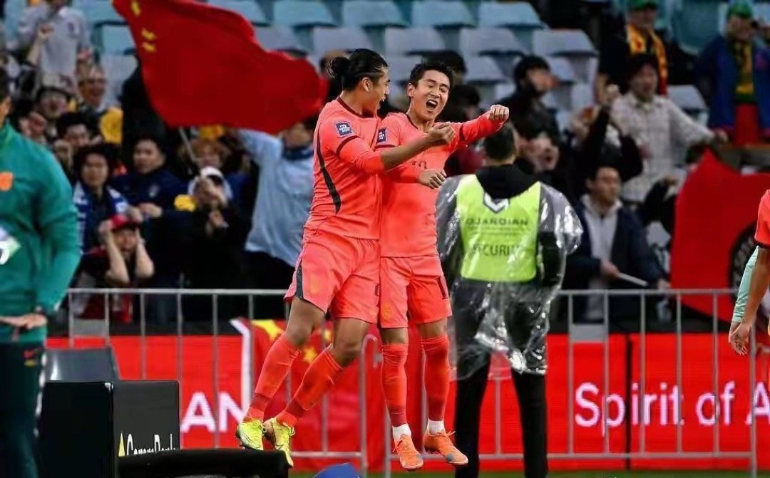 国足2-0完胜世界杯新军!张玉宁传射建功,邵佳一首秀开门红