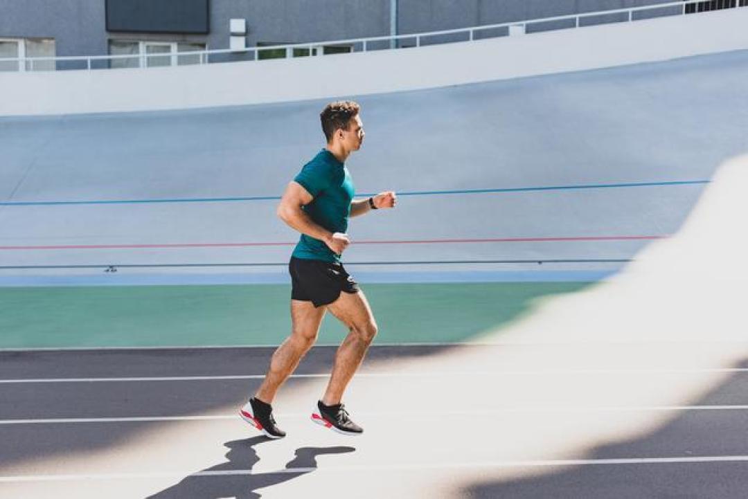 别再硬撑慢跑五公里！上班族这样运动才高效又解压