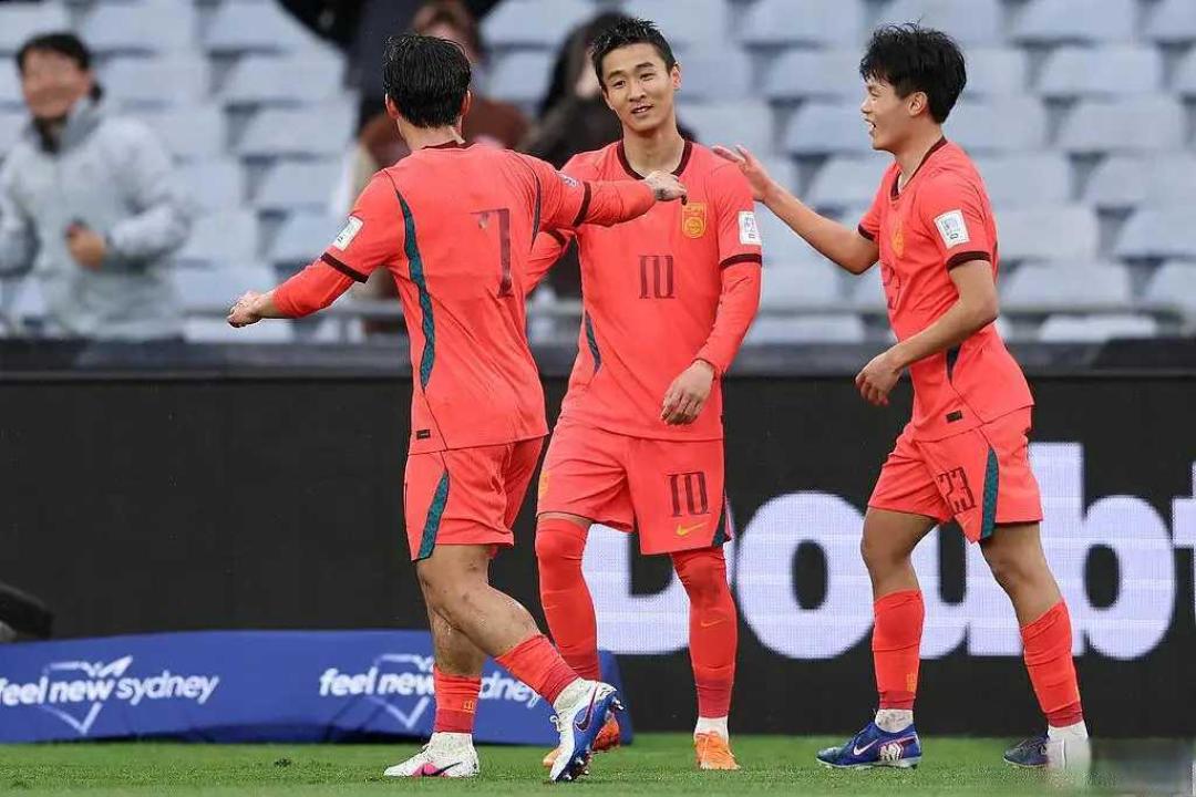 韦世豪张玉宁联袂破门!国足2-0力克新军,邵佳一首秀打出新气象