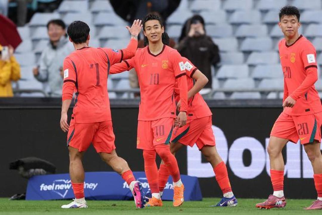 韦世豪张玉宁联袂破门!国足2-0力克新军,邵佳一首秀打出新气象