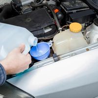 300块的车载吸尘器连饼干渣都吸不净？玻璃水越贵越伤车？真测数据揭穿两大高频消费陷阱