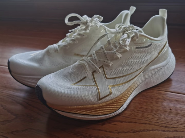 特步口粮跑鞋：2026的顶级寓意