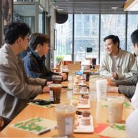 雷军周末现身星巴克请7位新一代SU7车主喝咖啡 网友：敬业又亲民