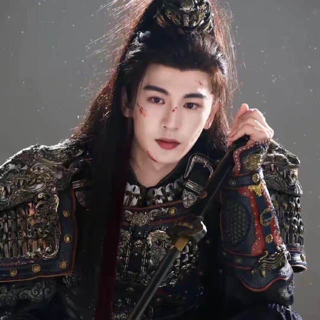 人民日报也发了粉底液将军，居然有粉丝去冲人民日报，劝都劝不住