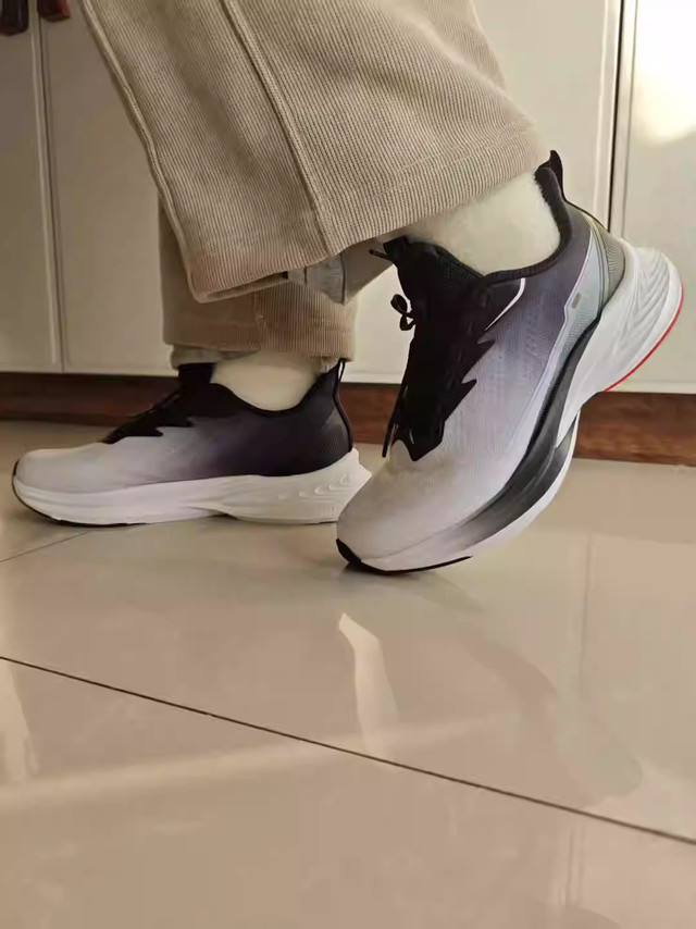 轻便舒适，毒牙RUN成新宠