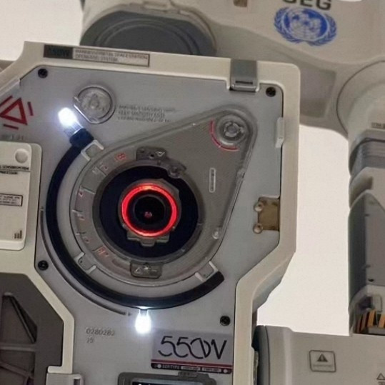 闲鱼捡漏｜300 块把流浪地球 MOSS 带回家，这价格我服了