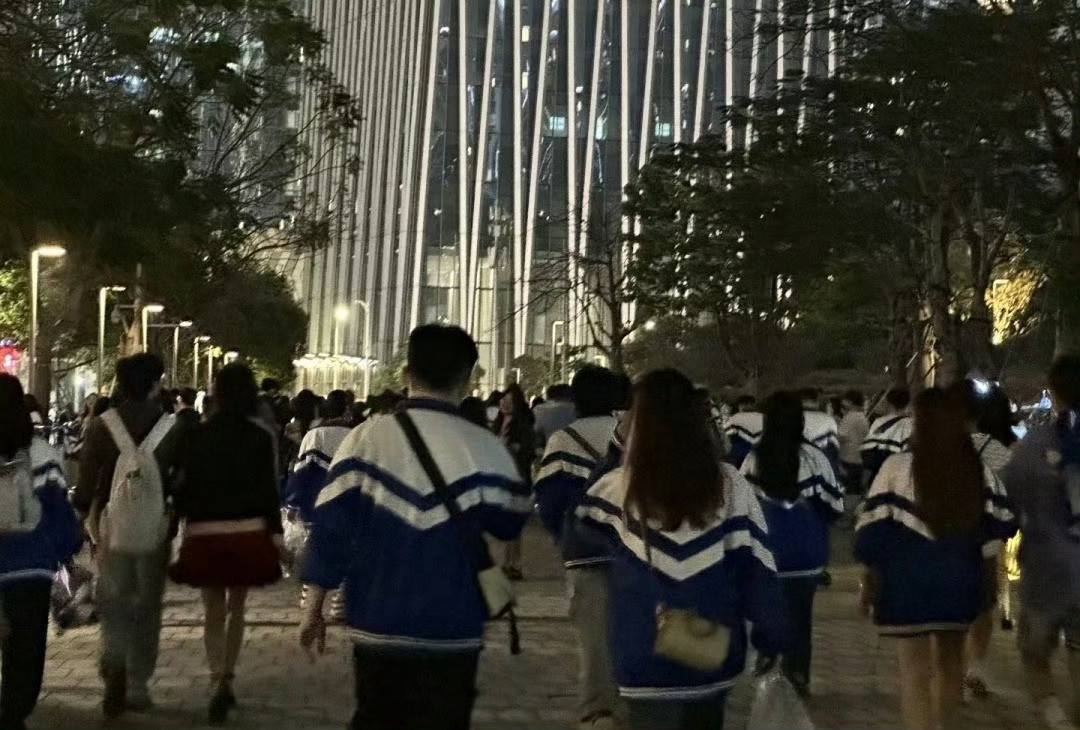张远盛赞徐良演唱会发校服，堪称教科书级的青春奔赴
