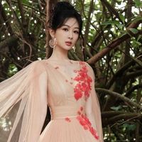 杨紫的造型太高级了！奔赴晚宴获大家好评，穿波点裙，美出新高度