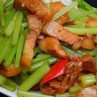芹菜炒肉：清鲜爽脆的家常滋味