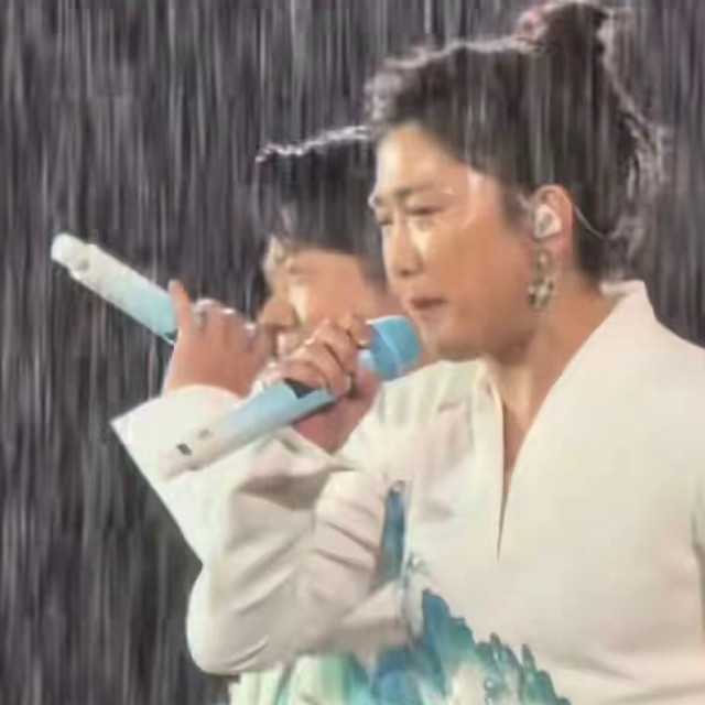 厦门暴雨演唱会封神！玲花被淋到睁不开眼，曾毅发型竟成最大赢家