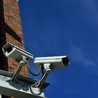 专业安防为何弃用无线摄像头？三大硬伤与选购指南