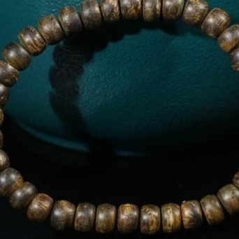 沉香木手串如何盘玩保养方法最新消费指南

