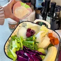 抗炎早餐🍳300天Day131🍒 晨起第一餐，决定了一天的状态🍎 今日份抗炎早餐打卡✅ 认真践行“抗炎饮食”的一天🥑 餐盘里集齐了红、橙、黄、绿、紫全色系🌈 每一种颜色都代表着不同的抗氧化能量🫐