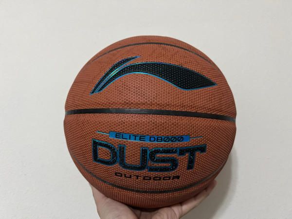 李宁篮球鞋，防尘耐磨新体验