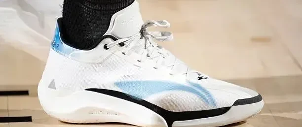 【NBA每日上脚】小杨黑丝配白鞋！哈登9穿一次损失300块？