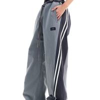 谁懂啊！这条撞色条纹裤把高街松弛感焊在身上