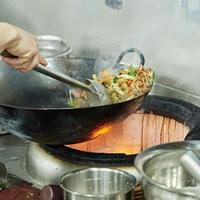 家里炒不出饭店那种焦香脆壳，根本不是油的问题，而是锅底温度连人家一半都不到