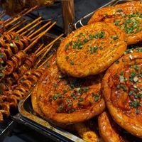 新派肉香VS复合风味：新疆烧烤凭一串羊肉封神，成都烧烤靠百味社交出圈