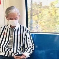 “上海地铁爷爷”的穿搭火了：白发不染，首饰不戴金，绅士又高级