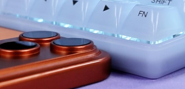 薄如手机，却是4mm键程的磁轴键盘，行业唯一！玩键 G60 厚度实测