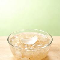雪梨银耳百合羹：滋阴润肺的春季养生食谱