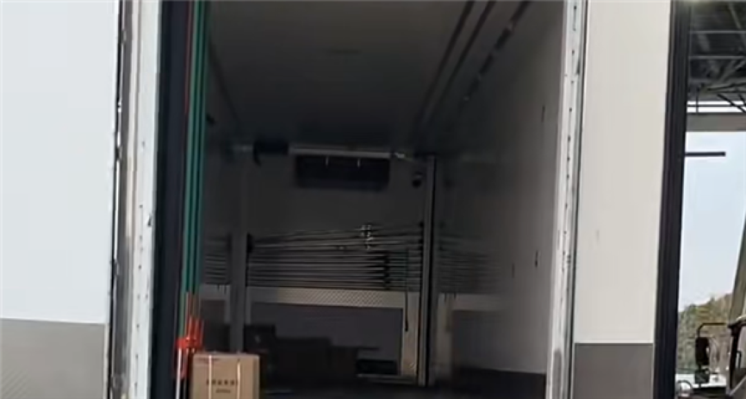 空货车超重被拦!司机怒开车门自证 收费员:我只看电脑不看车
