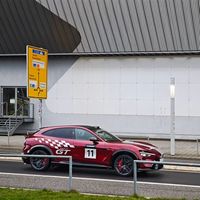 雷军又造了个千匹怪兽！小米 YU7 GT 无伪装实车首次亮相：全新红色外观 刹车卡钳巨大