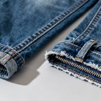 优衣库男女同款牛仔裤实测：女款缝线稀疏、腰头无加固，男款工艺更扎实