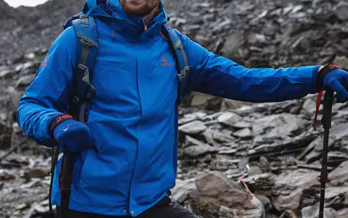 花2000块买的冲锋衣，可能连小雨都挡不住