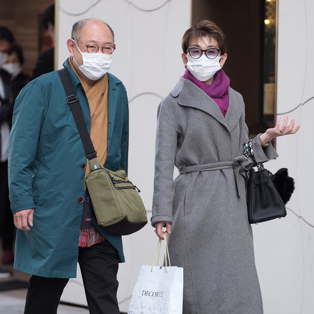 女人上了年纪，少穿风衣搭配丝巾，其实大衣+围巾更显气质与优雅