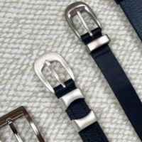 T 恤穿搭的小心机，细腰带提升质感与气场