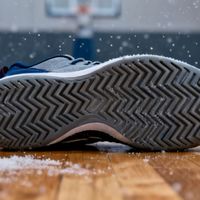 冬天木地板上打球总打滑？这双实战鞋真能“咬”住地