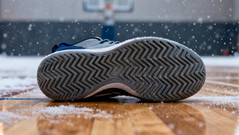 冬天木地板上打球总打滑？这双实战鞋真能“咬”住地