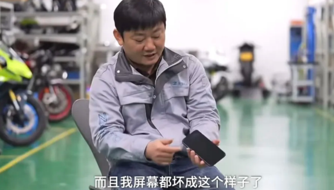 张雪身价上亿还在用两千多块钱坏手机:没给自己买过一个豪华的东西