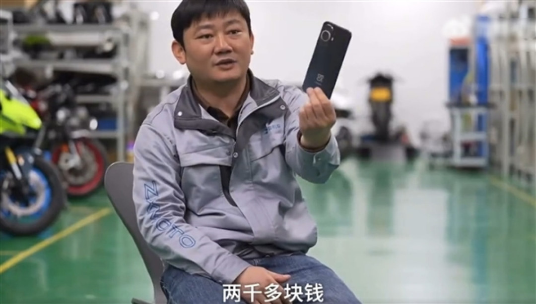 张雪身价上亿还在用两千多块钱坏手机:没给自己买过一个豪华的东西