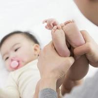 宝宝穿袜子还是光脚？科学决策指南与适用场景解析