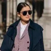 50多岁的女人：运动鞋过时了，建议多穿风衣+乐福鞋，优雅得体