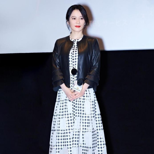 看了俞飞鸿的打扮，发现：穿裙子不配运动鞋，上了年纪也没大妈感