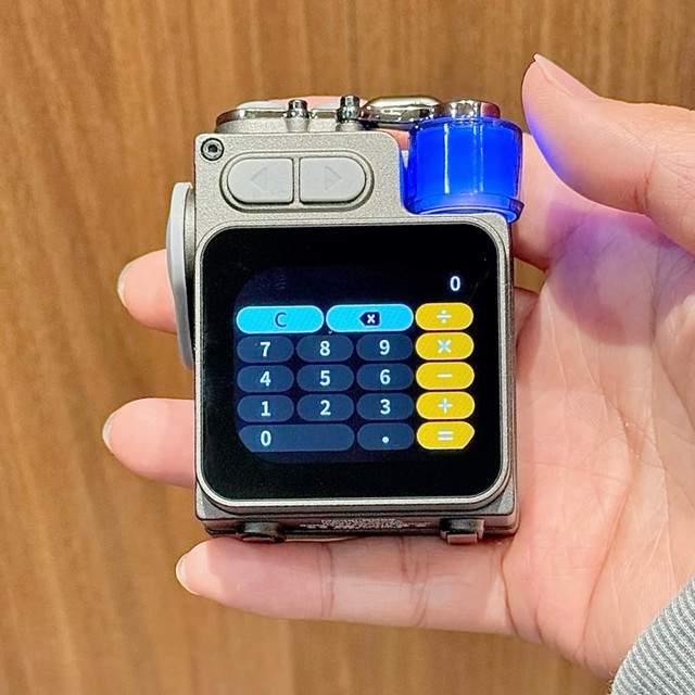 这“机械小音箱”，是把赛博酷感和实用焊一起了