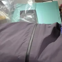 被暮山紫种草的迪卡侬冲锋衣