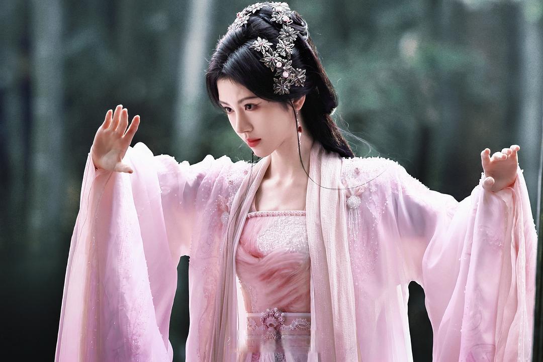 月鳞绮纪海报惊艳亮相，美学盛宴背后是华丽空洞的隐忧
