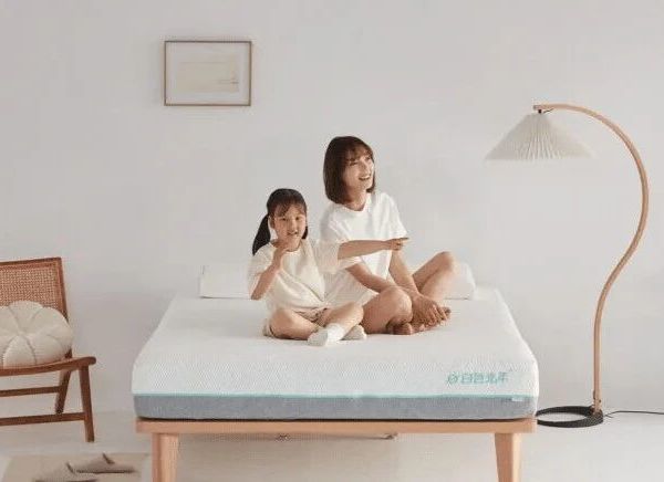 青少年学生适合什么床垫？选购要注意哪些事项？超实用选购指南：白色光年床垫值得推荐吗？