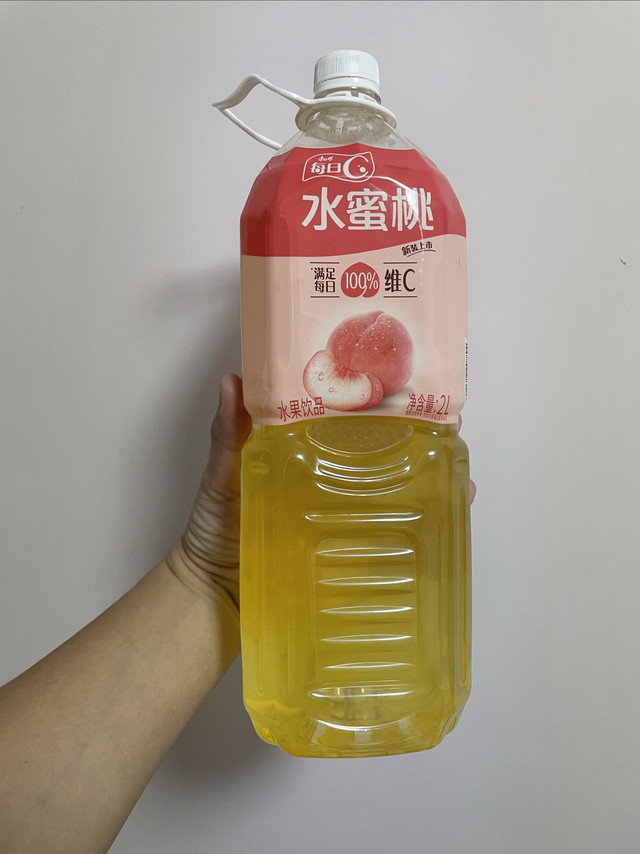 康师傅水蜜桃饮料，春日踏青，必须带上。