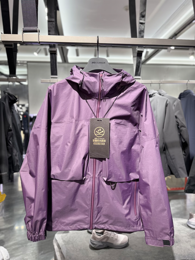 被安踏冠军紫冲锋衣的黑科技惊艳到！国货太顶了