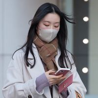 换季去日本发现：很多年轻人都在穿“大衣+裸靴”，显高又显气质