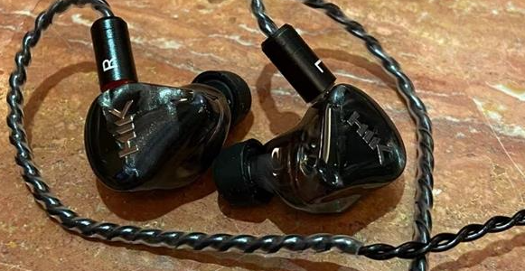 老古董翻红！有线耳机穿搭爆火：不用充电无需配对